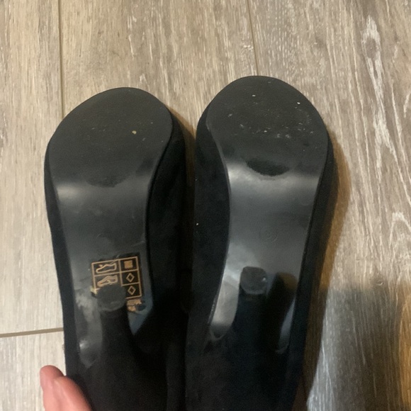 Black suede heels size 8 EUC - Picture 4 of 4